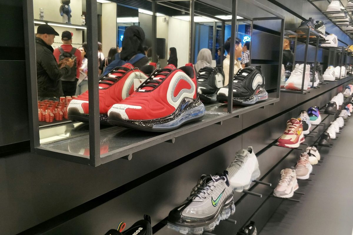 Deretan koleksi sneakers di Atmos Indonesia, Plaza Indonesia, Jakarta Pusat.