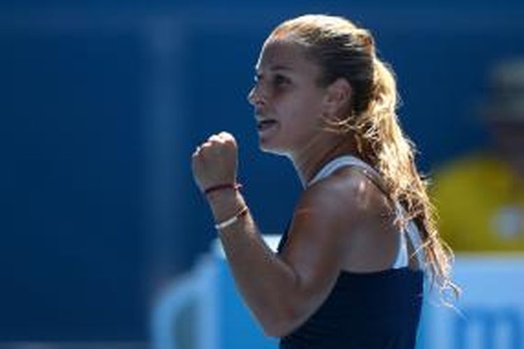 Petenis Slovakia, Dominika Cibulkova mengepalkan tangan merayakan kemenangan pada set pertama babak semifinal Australian Open, melawan petenis Polandia, Agnieszka Radwanska. Pada laga yang berlangsung di Rod Laver Arena, Melbourne Park, Kamis (23/01/2014) tersebut, Cibulkova menang 6-1, 6-2.