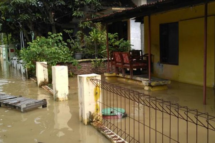Sebanyak 7 kelurahan dan sebuah desa di Kabupaten Kendal, Jawa Tengah, dilanda banjir akibat luapan Kali Kendal, Kamis (26/1/2017).