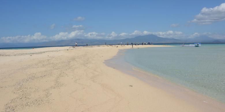 Pulau Rii Taa di Desa Tonggurambang, Kecamatan Aesesa, Kabupaten Nagekeo, Flores, NTT.