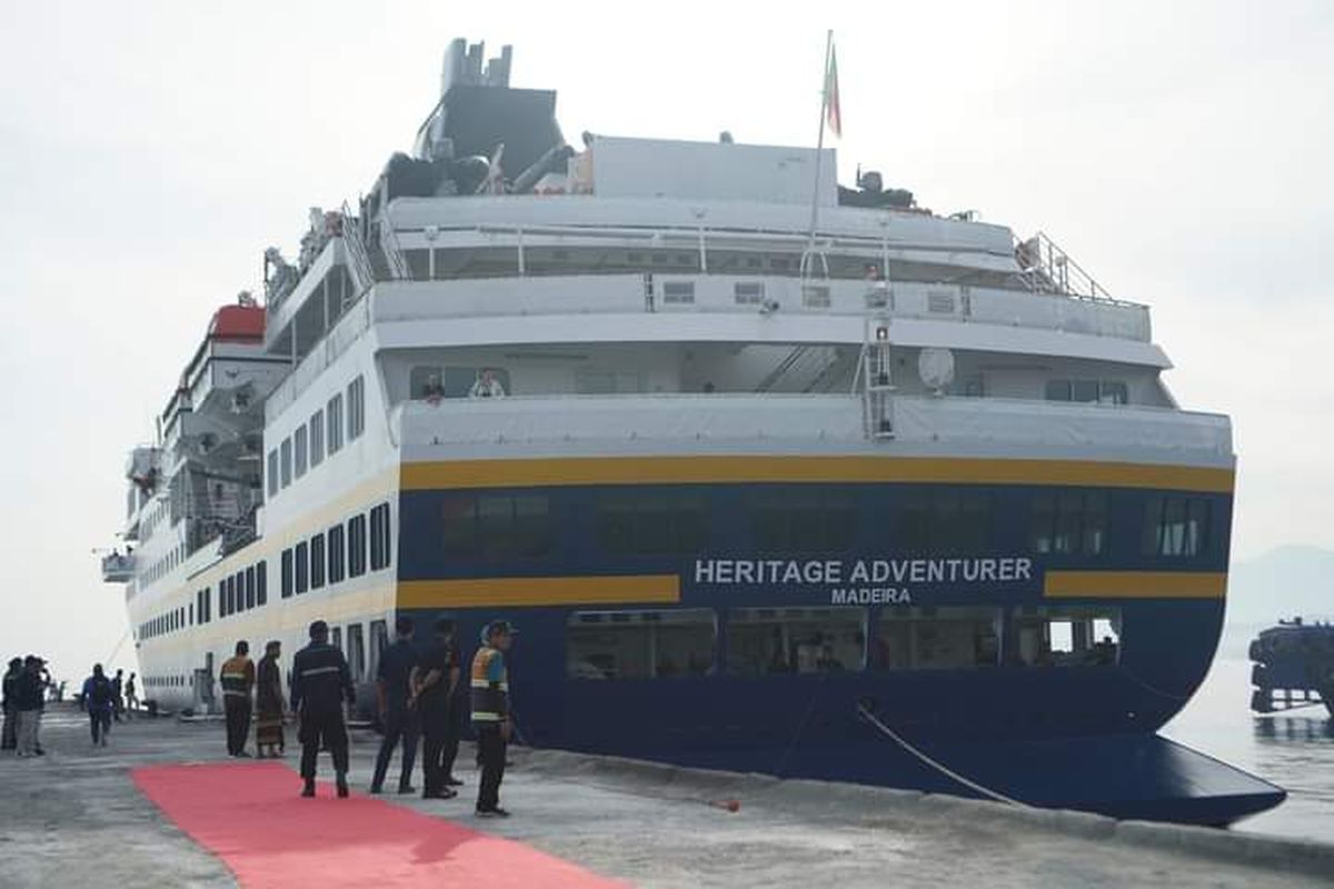 Kapal pesiar MV Heritage Adventurer berlabuh di Pelabuhan Celukan Bawang, Kecamatan Gerokgak, Kabupaten Buleleng, Provinsi Bali, Kamis (3/10/2024). 