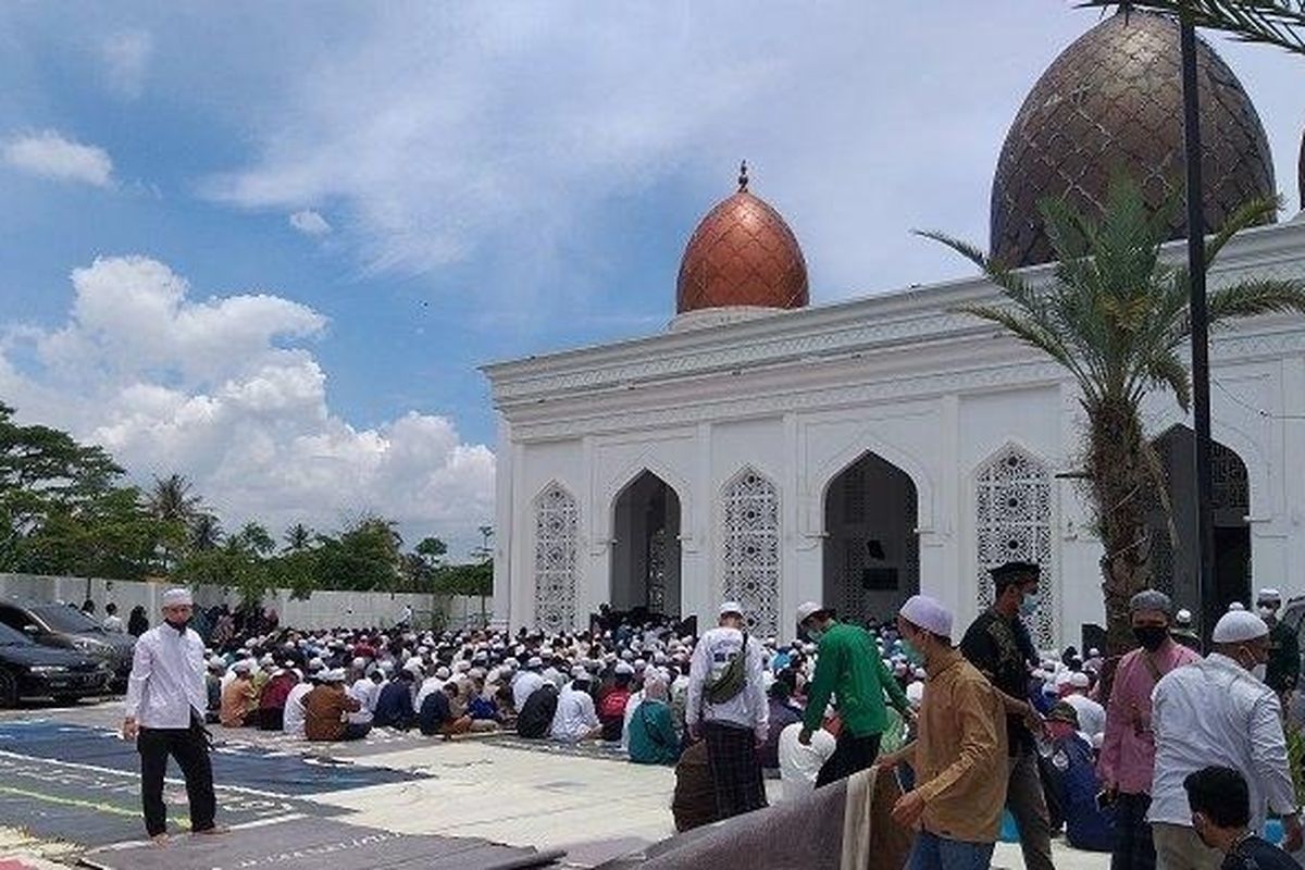 Jemaah Nurul Musthofa memadati Masjid Nurul Musthofa Center di Kalimulya, Cilodong, Depok, pada pemakaman Habib Musthofa bin Jafar Assegaf, Senin (15/3/2021).