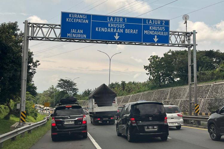 [KLARIFIKASI] Foto Mobil Tersangkut di Papan Penunjuk Jalan Tol Ini Rekayasa AI