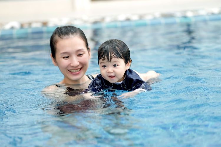 Ilustrasi mengajarkan bayi usia 3 bulan berenang.