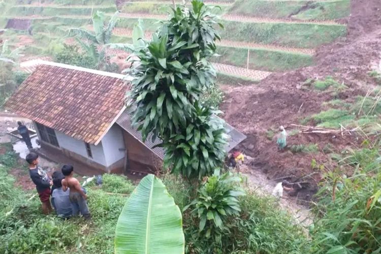 Sawah dan rumah di Cianjur, Jawa Barat, terdampak longsor,.