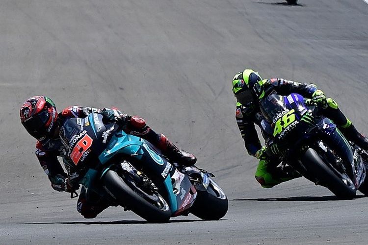 Pebalap Petronas Yamaha SRT, Fabio Quartararo, berduel dengan Valentino Rossi di MotoGP Andalusia, Sirkuit Jerez, Minggu (26/7/2020).