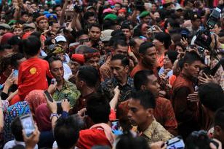 Presiden Joko Widodo disambut warga saat Bogor StreetFest CGM 2015 di Jalan Surya Kencana, Bogor, Kamis (5/3/2015). Pesta budaya ini bertepatan dengan perayaan Cap Go Meh, yang melambangkan hari terakhir dari masa perayaan Tahun Baru Imlek.