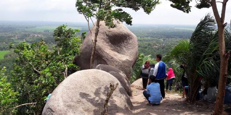 Bukit Batu Tumpang, salah satu tempat wisata alam Lampung.