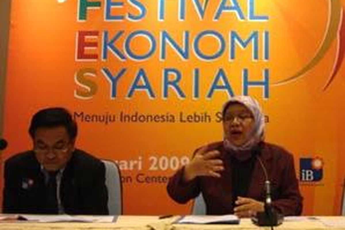 Direktur Direktorat Perbankan Syariah BI Ramzi A Zuhdi (kiri) mendampingi Deputi Gubernur Bank Indonesia Siti Chalimah Fadjrijah menjelang Festival Ekonomi Syariah (FES) yang Kedua. Saat ini perbankan syariah menghadapi empat tantangan menyangkut pertumbuhan.