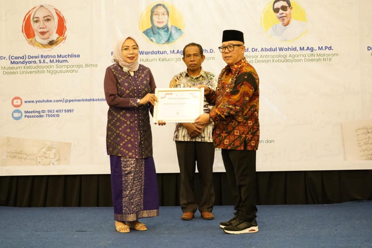 Perpusnas menyerahkan sertifikat penetapan naskah Bo? Sangaji Kai sebagai Ingatan Kolektif Nasional (Ikon) 2024 kepada Museum Kebudayaan Samparaja Kota Bima, Nusa Tenggara Barat (NTB).