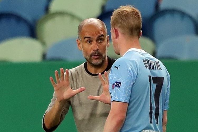 Pelatih Manchester City Pep Guardiola berbicara dengan Kevin de Bruyne.