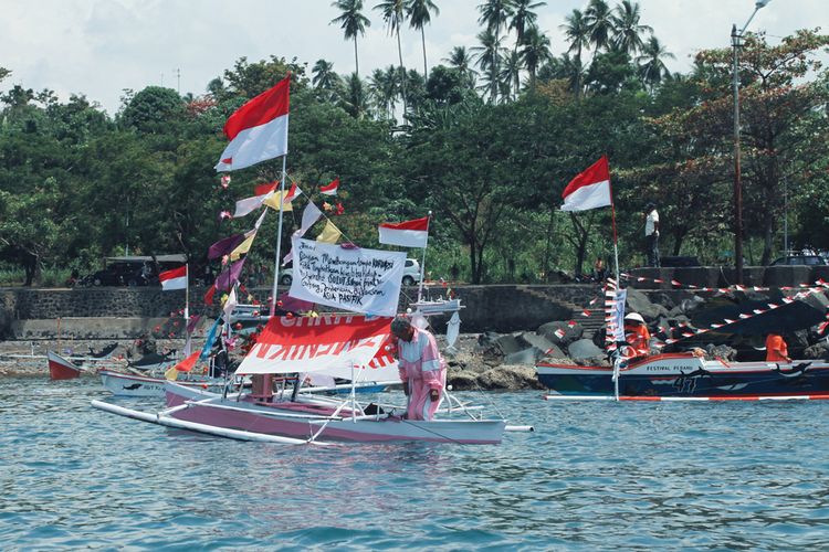 Parade di Festival Bunaken 2011 di Sulawesi Utara.