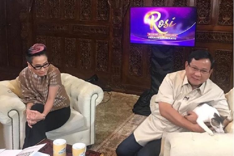Calon presiden nomor urut 02 Prabowo Subianto dan Pemimpin Redaksi Kompas TV Rosianna Silalahi dalam acara Rosi, Kamis (4/10/2018) malam. Prabowo membawa serta kucing peliharaannya, Bobby.