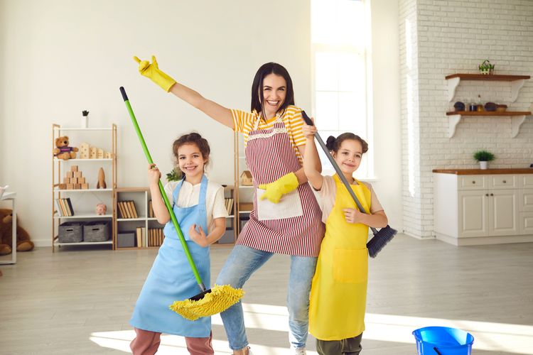 Ilustrasi membersihkan rumah bersama anak