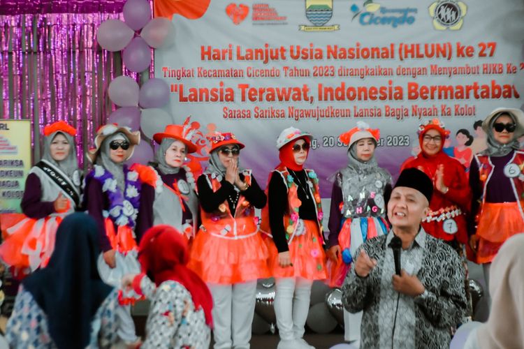 Sejumlah warga lansia di Kecamatan Cicendo, Kota Bandung, Provinsi Jawa Barat berpose setelah mengikuti kegiatan peragaan busana di peringatan Hari Lanjut Usia Nasional ke 27 di Bandung, Rabu (20/9/2023). 