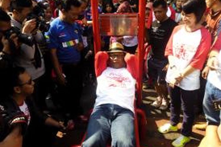 Wali Kota Bandung Ridwan Kamil saat melakukan sit-up pada peresmian Active Park di kawasan Taman Supratman, Kota Bandung, Minggu (13/9/2015)