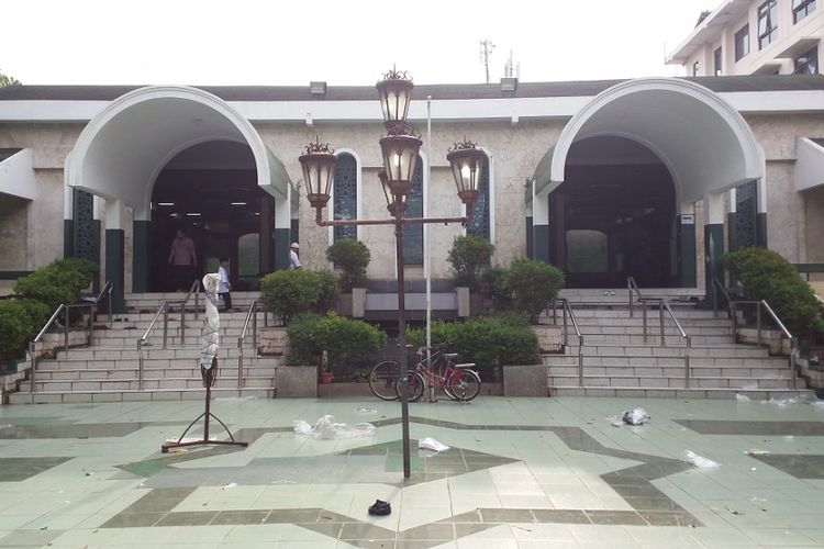 Bangunan Masjid Sunda Kelapa dilihat dari halaman depan. Masjid berlokasi di Jalan Taman Sunda Kelapa, Menteng, Jakarta Pusat, Jumat (23/6/2017).