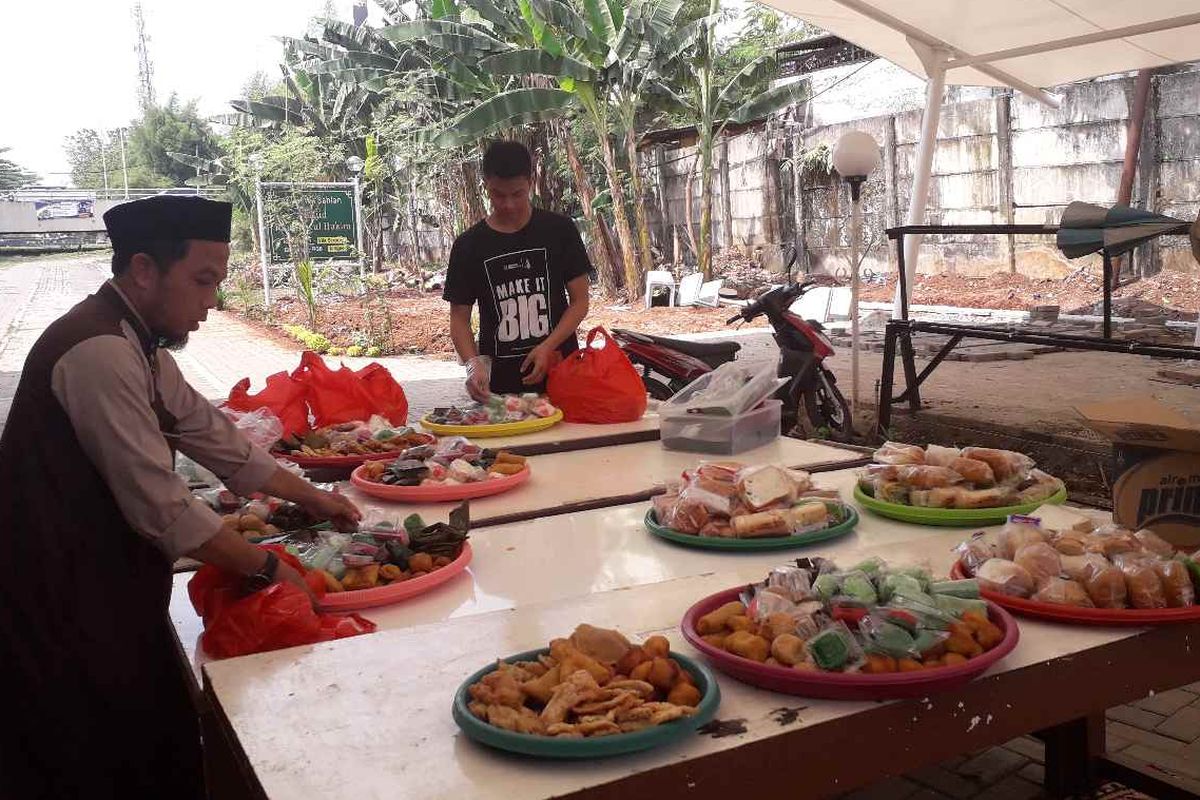 Jajanan pasar yang disediakan gratis untuk jamaah solat jumat di Masjid Raudhatul Hakim.