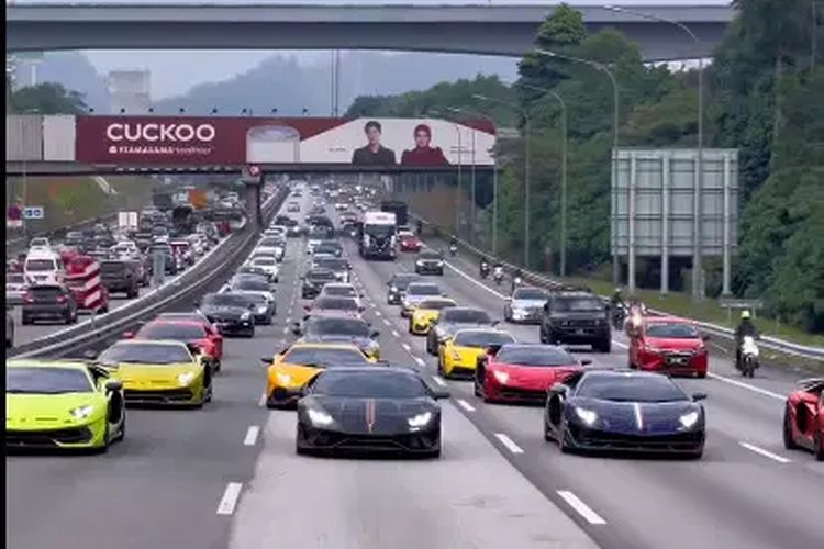 Tangkapan layar konvoi mobil mewah di Malaysia yang memenuhi lajur jalan tol Elite Highway.