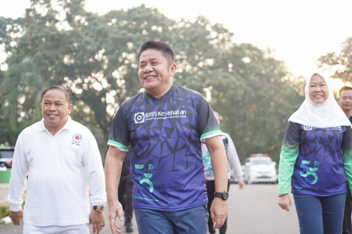 Gubernur Sumsel Herman Deru bersama isteri dan Kepala BPJS Kesehatan Palembang Sari Quratulainy mengikuti senam bersama dalam rangka Hari Ulang Tahun (HUT) Badan Penyelenggara Jaminan Sosial (BPJS) Kesehatan ke-55 tahun, di Griya Agung, Palembang, Jumat (14/7/2023).