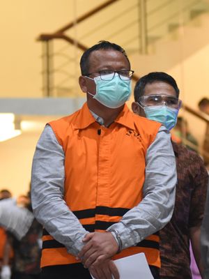 Menteri Kelautan dan Perikanan Edhy Prabowo (tengah) mengenakan baju tahanan seusai diperiksa di Gedung KPK, Jakarta, Rabu (25/11/2020). KPK menetapkan Edhy Prabowo sebagai tersangka setelah ditangkap di Bandara Soekarno Hatta terkait dugaan korupsi penetapan izin ekspor benih lobster. ANTARA FOTO/Indrianto Eko Suwarso/aww.