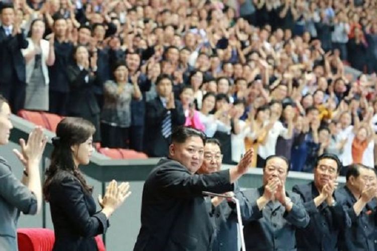 Pemimpin Korea Utara (Korut) Kim Jong Un melambai kepada para penampil Pentas Seni Massal (Mass Games) di Pyongyang Senin (3/6/2019).