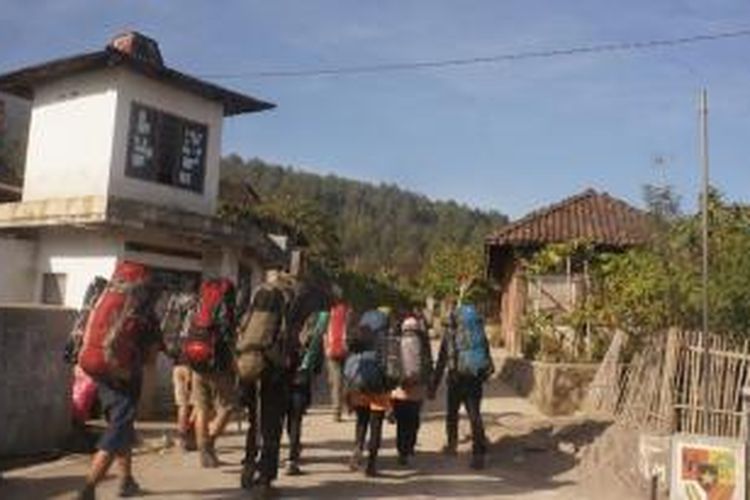 Anggota Mapala UI memulai pendakian Gunung Merbabu dari Jalur Cunthel, Salatiga, Jawa Tengah, Jumat (8/23/2014).