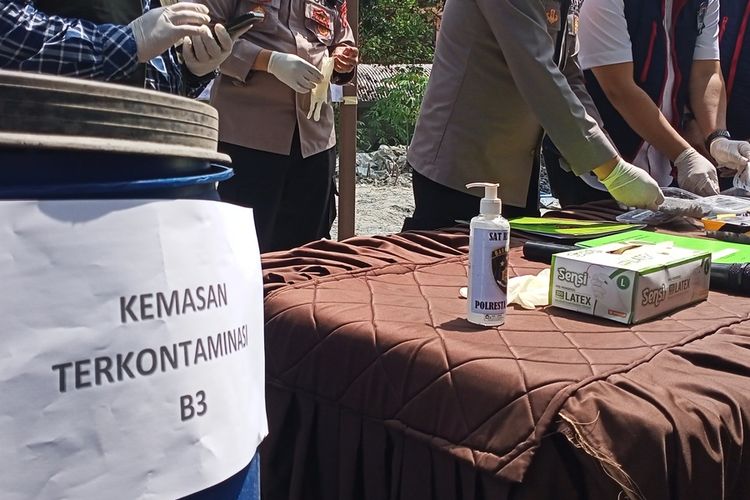 Jajaran Tindak Pidana Tertentu (Tipiter) Polresta Bandung menutup salah satu perusahaan yang bergerak di bidang tekstil celup celana jeans di Kecamatan Rancaekek, Kabupaten Bandung. Diduga pabrik tersebut membuang dan menimbun limbah B3 dan tidak menjalankan IPAL.