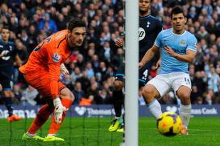 Penyerang Manchester City Sergio Aguero membobol gawang Tottenham Hotspur, pada pertandingan Premier League, di Etihad Stadium, Minggu (24/11/2013).