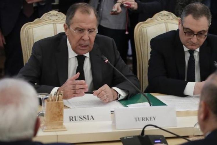 Menteri Luar Negeri Rusia, Sergey Lavrov (tengah) dalam pertemuan yang dihadiri Menlu Turki Mevlut Cavusoglu (kanan, membelakangi kamera), Menlu Iran Mohammad Javad Zarif (kiri, membelakangi kamera) di Moskwa, Rusia, Selasa (20/12/2016). Amerika Serikat absen dalam pertemuan yang membahas konflik Suriah itu.