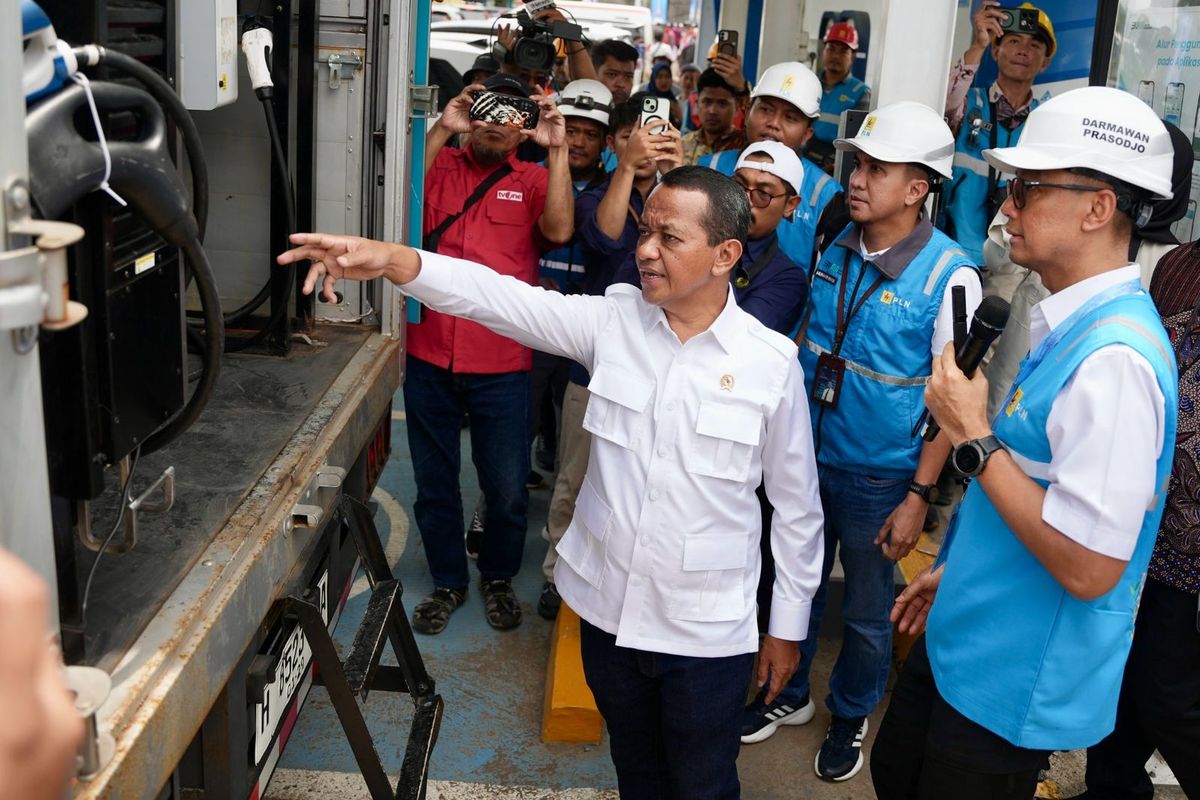 Menteri ESDM Bahlil Lahadalia (kedua dari kanan) dan Menteri Kependudukan dan Pembangunan Keluarga, Wihaji (ketiga dari kanan) menerima penjelasan walking gallery dari Direktur Utama PLN Darmawan Prasodjo (kanan) terkait kondisi kelistrikan dan kesiapan SPKLU di wilayah Jateng dan DIY pada Kamis, (20/3) di SPKLU Rest Area Km 379A, Batang, Jawa Tengah.
