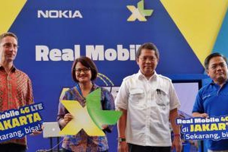 Menkominfo Rudiantara (kemeja putih) dan petinggi XL Axiata meresmikan layanan internet 4G LTE XL di Jakarta, Jumat (19/12/2014).