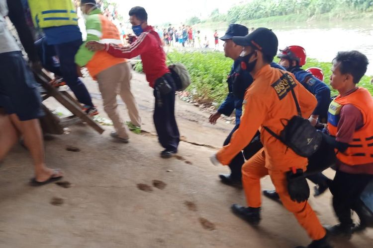 Suasana evakuasi bocah yang hanyut di Banjir Kanal Barat pada Rabu (25/11/2020). Korban ditemukan dalam keadaan meninggal dunia oleh tim SAR gabungan pada Kamis (26/11/2020)