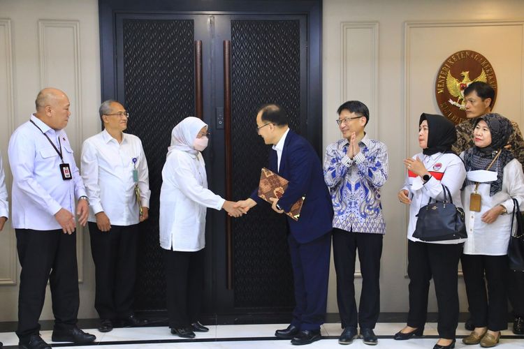 Menteri Ketenagakerjaan Ida Fauziyah dalam acara penandatangan MoU terkait peningkatan kompetensi tenaga kerja melalui program pelatihan vokasi antara Ditjen Binalavotas dan Hyundai Heavy Industry (HHI) di Kantor Kemnaker Jakarta, Senin (10/4/2023).
