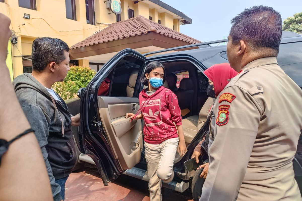 Seorang remaja bernama Ella (16) yang hilang kontak dengan orangtuanya sejak 19 November 2022 menyerahkan diri ke Polsek Duren Sawit, Jakarta Timur, Kamis (12/1/2023).