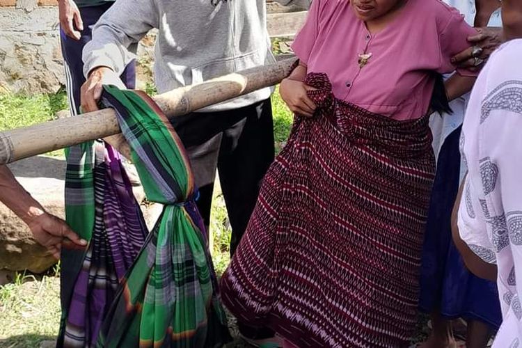 Ibu hamil hendak melahirkan di Orong Telu Sumbawa digotong tandu menuju Puskesmas karena jalan rusak