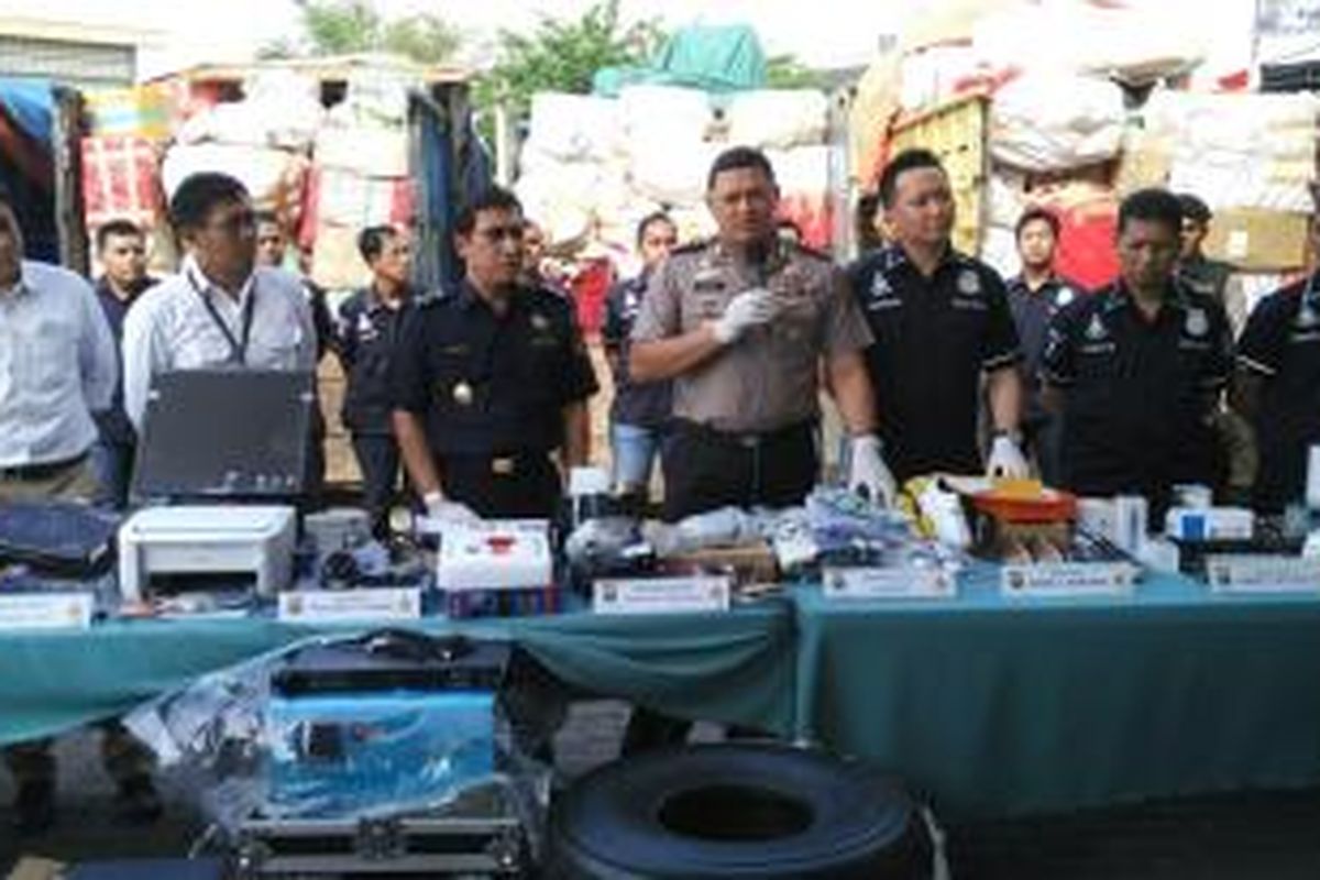 Rilis pengungkapan penyeludupan barang impor ilegal di Polres Pelabuhan Tanjung Priok, Jakarta Utara, Senin (23/11/2015).