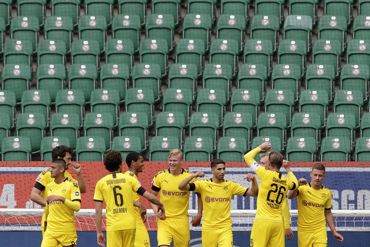 Para pemain Dortmund merayakan setelah mencetak gol pembuka selama pertandingan sepakbola divisi satu Jerman, Vfl Wolfsburg vs Borussia Dortmund di Wolfsburg, pada 23 Mei 2020.