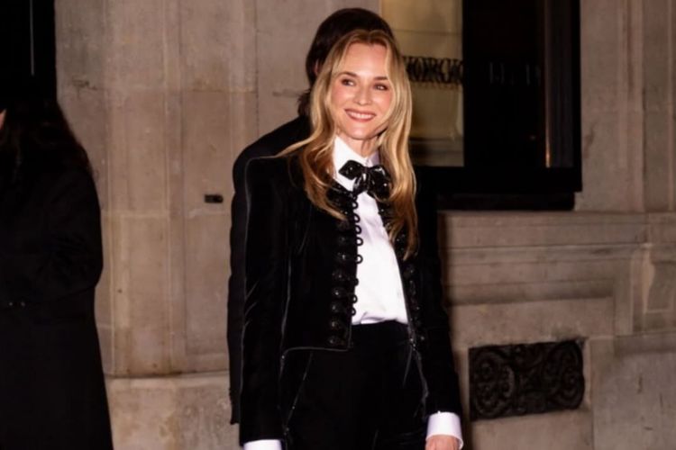 Diane Kruger saat menghadiri Giorgio Armani Prive Couture Show.