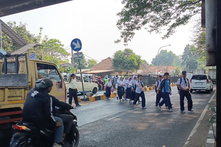 JPO Mangkrak, Murid SMPN 5 Kota Tangerang Ketakutan Menyeberang: Mobil dan Truk Ngebut