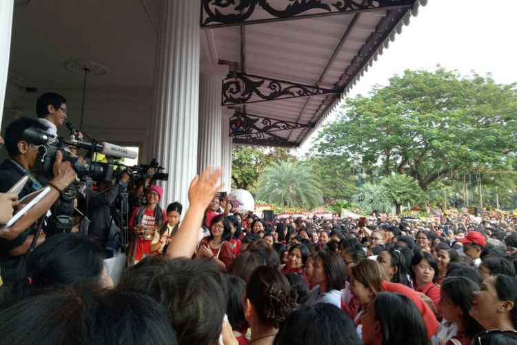 Addie MS memimpin ratusan orang berlatih sebelum menyanyikan beberapa lagu di Balai Kota Jakarta, Jakarta Pusat, pada Rabu (10/5/2017) pagi.