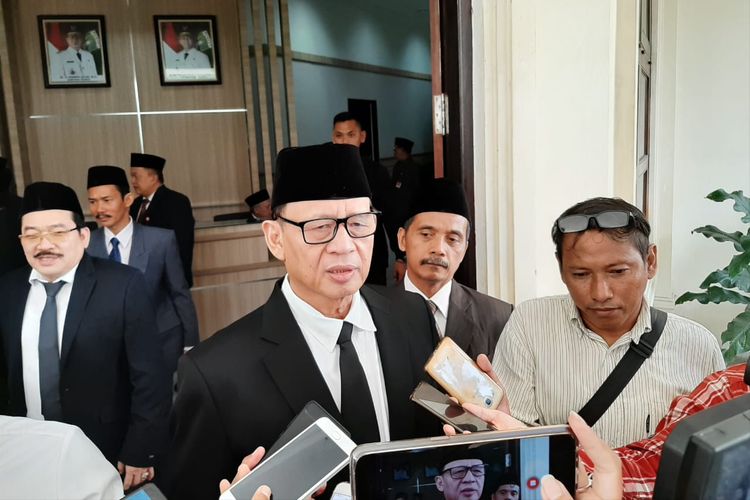 Gubernur Banten, Wahidin Halim saat memberikan keterangan kepada media di Kantor Gubernur Banten, Senin (27/5/2019)