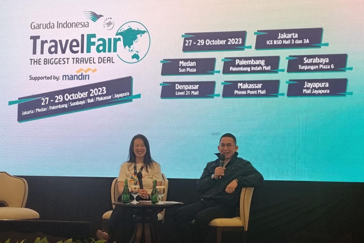 Senior Vice President Bank Mandiri, Erin Young dan Vice President Corporate and Channel Management Garuda Indonesia Arsena Permasadhie saat konferensi pers GATF 2023 di Mandiri Club, Jakarta, Selasa (24/10/2023).