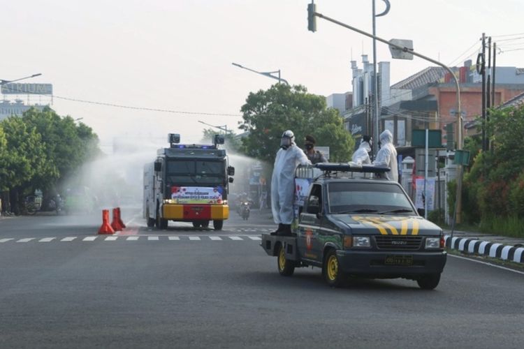 Personel Polres Cilacap melakukan penyemprotan cairan disinfektan di ruas jalan protokol dan rumah sakit untuk mencegah penyebaran virus Covid-19 varian india, Jumat (27/5/2021).