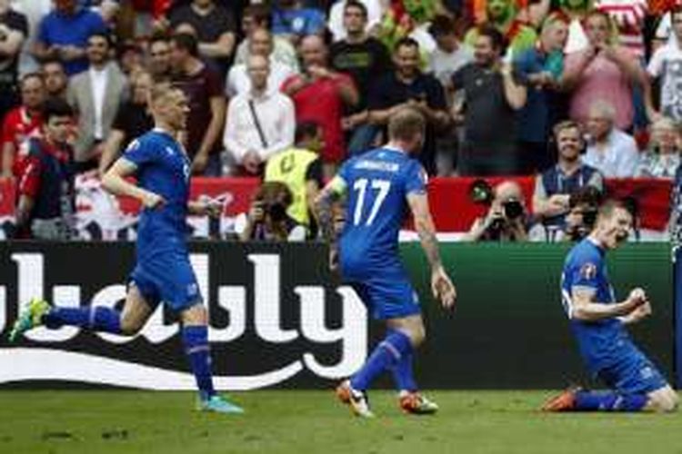 Striker Islandia, Jon Dadi Bodvarsson, merayakan gol ke gawang Austria pada pertandingan terakhir Grup F Piala Eropa 2016, Rabu (22/6/2016). 