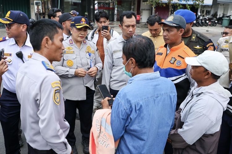 Dishub Surabaya Gelar Operasi Sasar Jukir Tak Miliki Rekening Bank untuk Parkir Digital