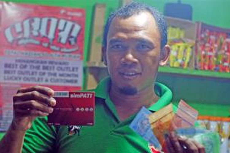 Amiruddin, penjual pulsa di dusun Tanjung Karang, Sebatik, Kabupaten Nunukan, Kalimantan Utara.