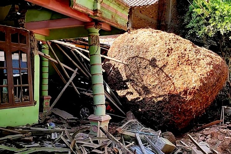 Batu besar menimpa rumah di Kabupaten Pacitan Jawa Timur, Senin (14/11/2022).