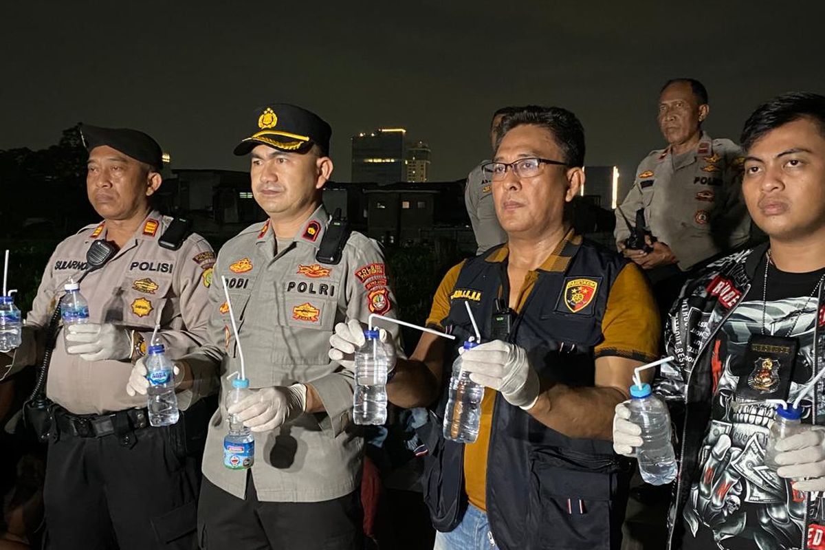 Kapolsek Palmerah Kompol Dodi Abdulrohim bersama jajarannya menunjukkan barang bukti alat isap sabu yang ditemukan dalam penggerebekan di Kampung Boncos, Jakarta Barat, Jumat (10/3/2023). 