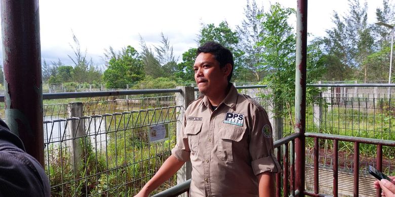 Endi Yusuf, manager Pusat Penangkaran Satwa (PPS) Alobi di depan kandang buaya Kampoeng Reklamasi Air Jangkang, Rabu (22/6/2022).